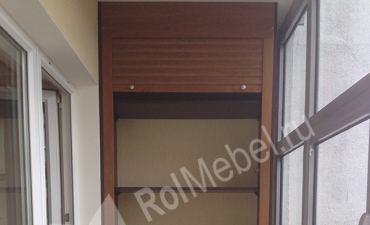 Встроенный шкаф на балкон с дверцой роллетой